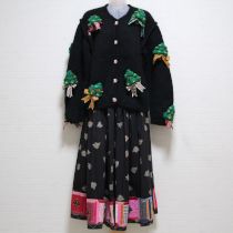 黒クリスマスツリーモチーフカーディガン&刺繍パッチスカート
