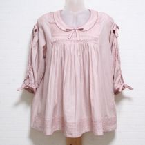 ピンクリボン飾り&倒しタックローンブラウス
