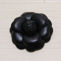 黒レザーカメリアコサージュ