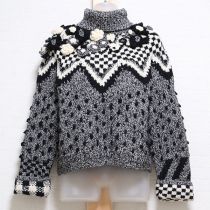 黒系花モチーフタートルセーター