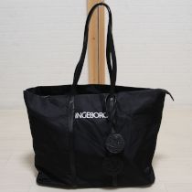 黒カメリアチャーム付きトートバッグ