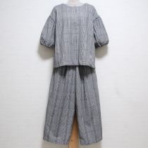 黒系チェックブラウス&パンツ
