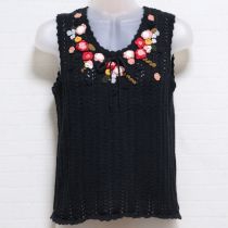 黒花モチーフ付きニットベスト