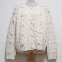 生成花モチーフ付きケーブルカーディガン