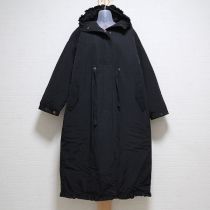 黒フリルフード付き中綿入りナイロンコート