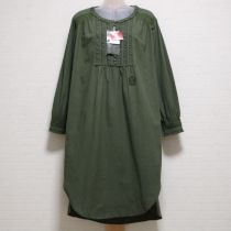 カーキエンブレム刺繍スモッキングワンピース