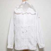 白フード付きロゴ刺繍ブラウス