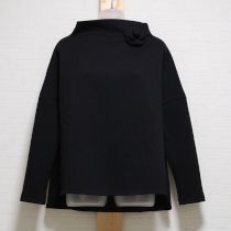 黒コサージュ付きダンボールニットプルオーバー