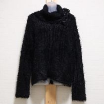 黒ふわふわニットタートルリボンコサージュ付き
