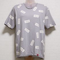 グレーロゴパッチプリントTシャツ