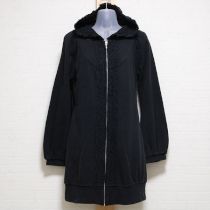 黒ローン使いロングパーカー