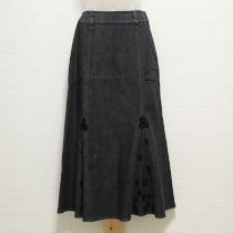 黒モチーフ付きデニムスカート