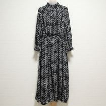 黒ロゴptシャーリングカラーワンピース