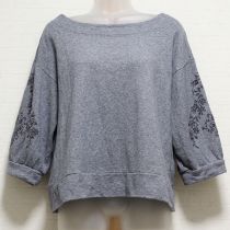 グレーフラワー刺繍カットソー