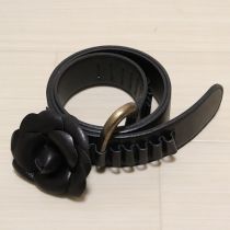 黒レザーベルトカメリアコサージュ付き