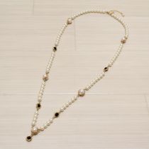 ゴールドチャーム付きパールネックレス