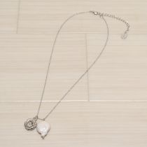 シルバーカメリア&シェルチャームペンダント