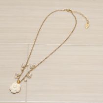 ゴールドカメリアチャームネックレス