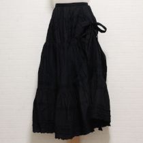 黒ピコフリルローンたくし上げスカート