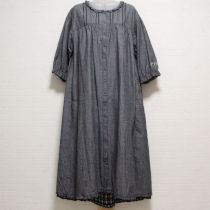 黒系ロゴ刺繍入りレイヤー風ダンガリーワンピース