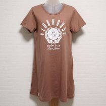 茶系ロゴエンブレムTシャツ