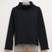 黒ロゴ刺繍入りフリルオフタートルカットソー