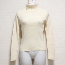 白後ろボタンリブタートルセーター