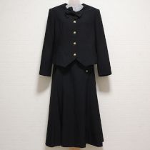 黒パールボタンスーツ