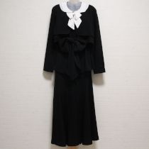 黒白襟ブラウススーツサッシュ付き