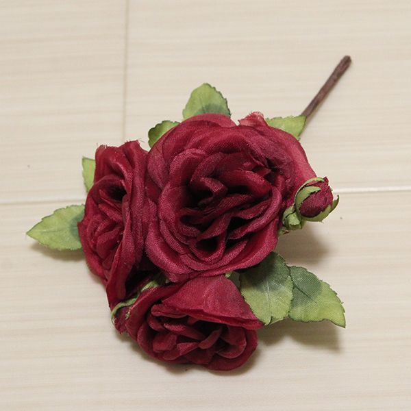 カネコイサオ　コサージュ　赤で薔薇と蕾です。