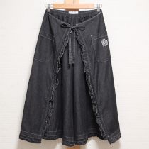 黒エンブレム刺繍デニムラップキュロット