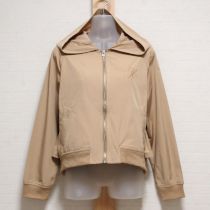 ベージュバックフリルフード付きブルゾン