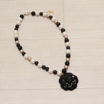 黒系薔薇モチーフネックレス