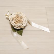 オフ白薔薇リボンコサージュ