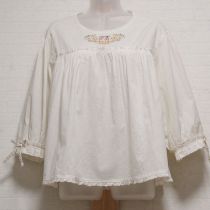 生成クロスステッチロゴ刺繍入りブラウス