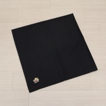 黒エンブレム刺繍ストール