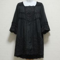 黒エンブロイダリー使いシルクブレンドチュニックブラウス【9号】