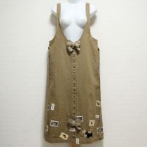 ベージュテリア刺繍×パッチジャンパースカート