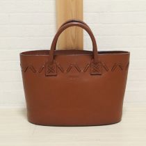 茶ロゴ入りレザートートバッグ