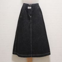 黒ロゴパッチ付きデニムスカート