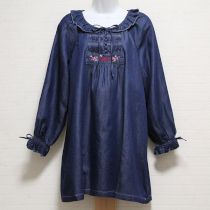 ブルーロゴ刺繍倒しタックチュニックブラウス