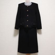 黒リボン付きツイードスーツ