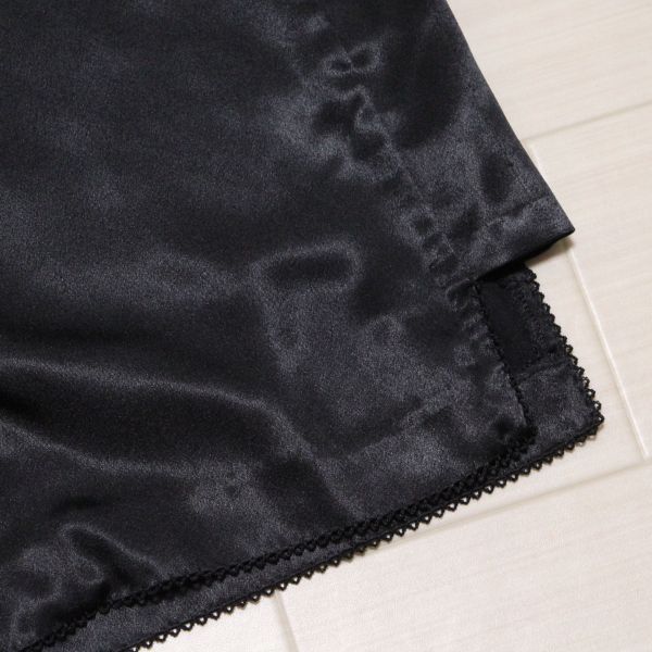 黒サテンブラウス&プリーツスカート【リサイズ】