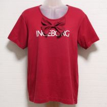 赤リボン付きTシャツ