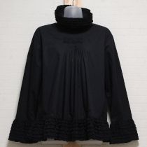 黒ピコフリル×ピンタックローンブラウス