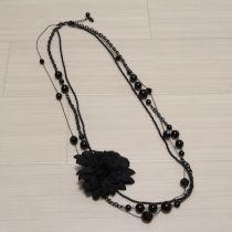 黒ダリアコサージュ付き3連ネックレス