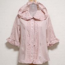 ピンクフード付き挟みレース使いローンブラウス