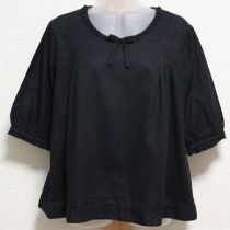 黒ロゴ刺繍入りローンブラウス