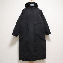 黒フリルフード付き中綿入りナイロンコート