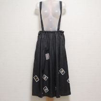黒ワッペン付きデニム吊スカート